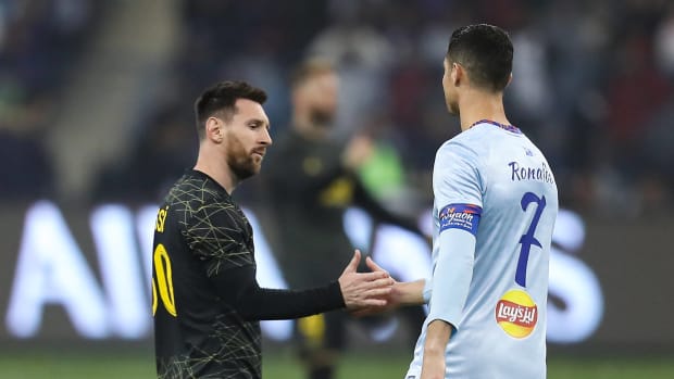 Cristiano Ronaldo y Leo Messi se dan la mano